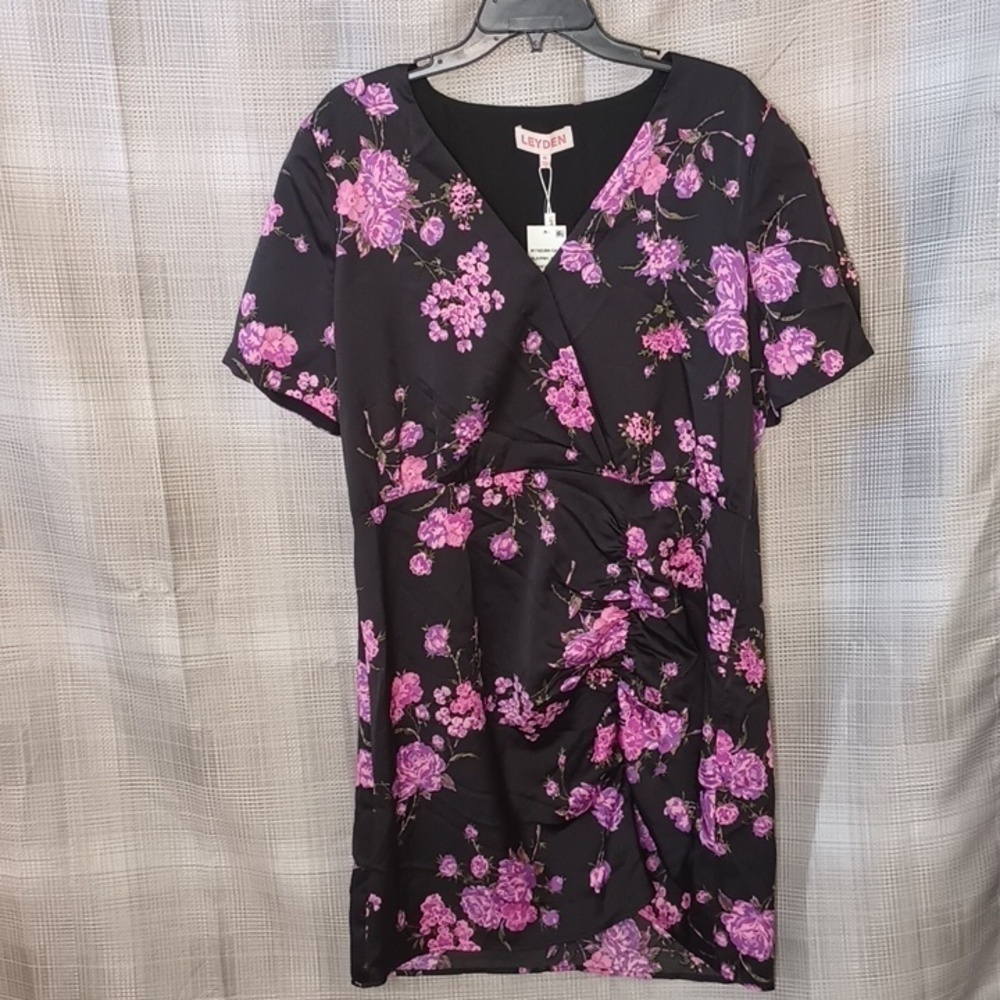 N18. NWT. Satin floral dress XL